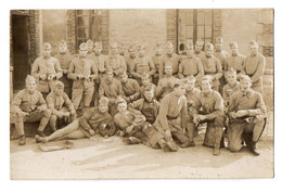 CPA 3079 - MILITARIA - Carte Photo Militaire - PARIS  - Un Groupe De Soldats N°106 Sur Les Cols - Personajes