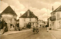 Courson Les Carrières * Rue Et Le Haut De La Place Principale * Café Restaurant CAREL - Courson-les-Carrières