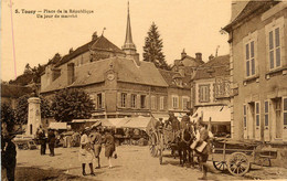 Toucy * La Place De La République Un Jour De Marché * Foire * Attelage * épicerie économique De L'yonne - Toucy