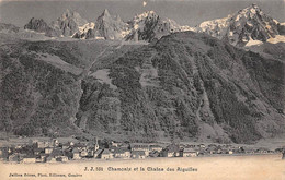 Chamonix         74          Village Et Chaine Des Aiguilles         N° 531  - Un Peu Décollée -    (voir Scan) - Chamonix-Mont-Blanc