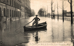 N°79792 -cpa Paris -inondé- Un Passeur Au Quai De Grenelle- - Paris Flood, 1910