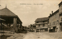 Donzenac * La Place De La Halle * Rue * Automobile Voiture Ancienne - Andere & Zonder Classificatie