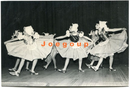 Photo Girls Teenagers Dancing On Stage With Typical Clothing - Anonyme Personen