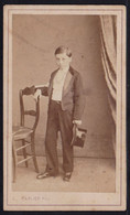 VIEILLE PHOTO CDV 19ème * JEUNE HOMME GARCON ELEGANT AVEC CHAPEAU  - MODE * Photo CARLIER MONS - Old (before 1900)