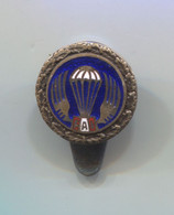 OLD FAI WORLD AIR SPORTS FEDERATION PARACHUTING ENAMEL BUTTON HOLE PIN BADGE!!! - Parachutespringen