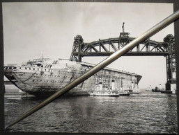 Paquebot " Normandie " Incendie Dans Le Port De New - York - 1942 - Photo Reproduction -  TBE - - Barche