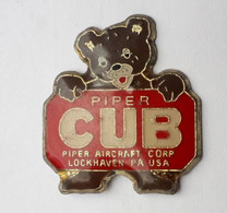 B22 Pin's OURS Bear AVION CLUB PIPER CUB Piper Aircraft Corp Lockhaven PA USA Achat Immédiat - Avions