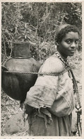 Real Photo Lusvardi Asmara  Woman Carrying A Huge Pottery On Her Back . Poterie. Ambara Villagio Zeghié Lago - Eritrea