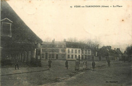 Fère En Tardenois * La Place Du Village * Les Halles * Villageois - Fere En Tardenois