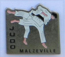 A72 Pin's JUDO Club MALZEVILLE MEURTHE MOSELLE Achat Immédiat - Judo