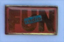 U212 Pin's Radio Média FUN RADIO Logo FOND ROSE 25 Mm Version 5  Qualité époxy Achat Immédiat - Médias