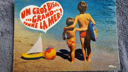 CPSM ENFANTS GARCONS PLAGE MER VACANCE LOISIRS UN GROS BISOU GRAND COMME LA MER ED CIM  JEUX BALLON - Cartes Humoristiques