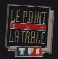 70148-Pin's. Télévision.Le Poing Sur La Table, Magazine D'Anne Sinclair.TF1. - Médias