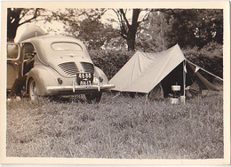 PHOTO FORMAT 10 X 7   CAMPING  VOITURE RENAULT 4 CV  IMMATRICULE  MARSEILLE - Anonymous Persons