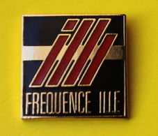 Pin's Radio Fréquence Ile Rennes - Médias