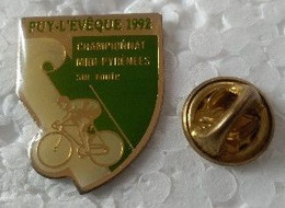 Pin's - Sports - Cyclisme - Vélo - PUY- L'EVEQUE 1992 - CHAMPIONNAT MIDI-PYRENEES Sur Route - - Cyclisme