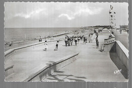 Cpsm 1422329 Courseulles Sur Mer La Plage Et La Digue , Bunker , Blockhaus - Courseulles-sur-Mer