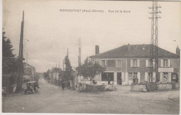 D79 - MONCOUTANT - RUE DE LA GARE - Quelques Personnes-Landeau-Véhicule Ancien-Magasin : Au Gagne Petit - Moncoutant