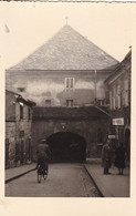 AK Foto Zábřeh - Fahrradfahrer Straße Stadttor Passanten - 1944 (54967) - Sudeten