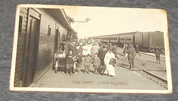 Rare Carte Postale Photographie : The Depot  Camp Hugues   ::: Animation Trains - Chemin De Fer   ----------- Alb 3 - Altri & Non Classificati