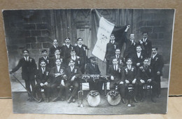 DEPARTEMENT DE LA LOIRE (42) Carte Photo Groupe De Conscrits Devant Un Portail D'église - Sonstige & Ohne Zuordnung