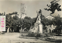 / CPSM FRANCE 30 "Roquemaure, Le Monument Aux Morts" - Roquemaure