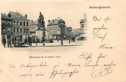 St Quentin * La Place * Le Monument Du 8 Octobre 1870 * Vendeur Marchand ? - Saint Quentin