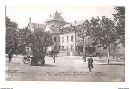 CPA Aix Les Bains Place Des Bains Et L'Hotel De Ville VOITURE MOTOR CAR VINTAGE CAR VEHICLE Unused - Taxis & Fiacres