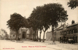 Vervins * La Place Du Palais De Justice * Automobile Voiture Ancienne - Vervins