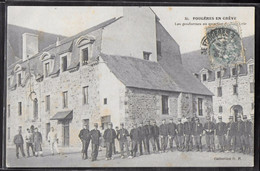 CPA 35 - Fougères, En Grève - Les Gendarmes Au Quartier De Cavalerie - GF - Fougeres