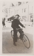 Photo 9x14 .Homme Au Béret, En Tenue De Travail -  Sur Son VELO (prêt à Démarrer) - Cycling