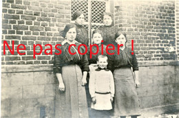 PHOTO ALLEMANDE - FEMMES ET ENFANT A CROISILLES PRES DE BULLECOURT - CHERISY PAS DE CALAIS - GUERRE 1914 1918 - 1914-18