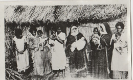 CPA  FIDJI VISITE HYGIENIQUE DANS UN VILLAGE SOEUR MISSIONNAIRES - Fidji