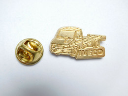 Beau Pin's En Relief , Transport Camion , Trucks , Fiat Iveco - Transport