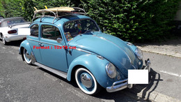 Reproduction D'un Photographie D'une Coccinelle VW Bleue Avec Une Planche De Surf Sur Une Galerie De Toit - Reproductions
