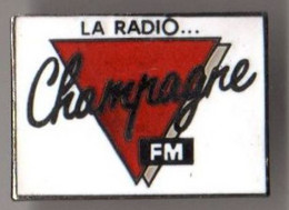 U224 Pin's Radio Média FM RADIO CHAMPAGNE Qualité Egf Achat Immédiat - Medias