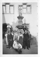 PHOTO 9 X 6,5 Cms KAYSERSBERG-68-Haut-Rhin - Groupe De Personnes Devant La Fontaine - Lieux