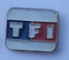 U229 Pin's Média Télé Télévision TF1  Logo 17 Mm Qualité Eaf Achat Immédiat - Médias