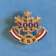 1 BROCHE //  ** BROCHE E.S.F / ÉCOLE DU SKI FRANÇAIS / FLOCON 2000 ** . (Decat Paris) - Winter Sports