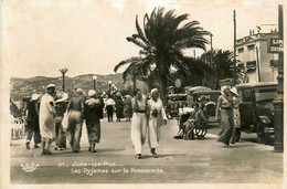 Juan Les Pins * Antibes * Les Pyjamas Sur La Promenade * Mode * Automobile Voiture Ancienne - Juan-les-Pins