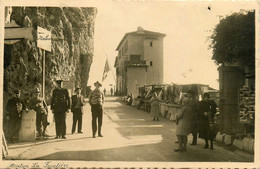 Menton * Carte Photo * La Frontière Franco Italienne * Douanier Douaniers Douanes Douane - Menton