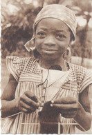 Delcampe - CAMEROUN  : Fillette D'Omvan Apprenant à Tricoter . - Kamerun
