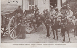 MILITARIA . L'offensive Allemande. Cavaliers Et Tommies Attendant L'ennemi à L'entrée D'un Village - Regimientos