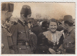 German WW2 Propaganda Bosnian Muslims In  Uniforms Talking To Girls - Guerre 1939-45