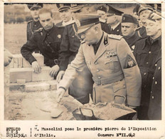 Photographie:   Mussolini Pose La 1 ère Pierre De L'Exposition D'Italie   (voir Scan Et Commentaires) - Autres & Non Classés