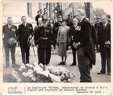 Photographie: Ambassadeur Du Canada  Walton Dépose Une Couronne ,tombe Du Soldat Inconnu  (voir Scan Et Commentaires) - Other & Unclassified