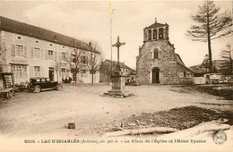 Issarlès * Le Lac * Place De L'église Et Hôtel TYSSIER * Automobile Voiture Ancienne - Other & Unclassified