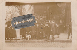 PARIS 14ème  - Un Groupe Qui Pose En 1911 à L' Angle Du Boulevard Edgard Quinet Et De La Rue De La Gaité ( Carte Photo ) - Paris (14)