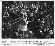 Photographie:      Parvis N.D Des Victoires Cardinal Verdier Serre La Main Des Blessés  (voir Scan Et Commentaires) - Other & Unclassified