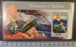 St Thomas 2016 Volcanoes And Minerals Olivenite Sakurajima M/sheet Mnh - Ganze Bögen